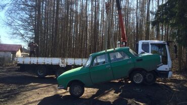 Загрузка манипулятором Daewoo автомобиля Москвич.