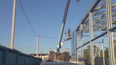 Строительство ангара из сендвич панелей при помощи манипулятора.