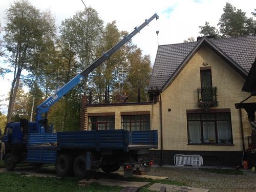 Установка элементов крыши при помощи манипулятора.