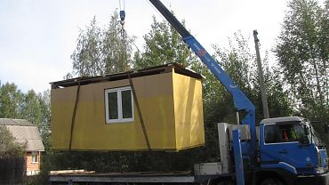 Монтаж строительного городка с помощью манипулятора